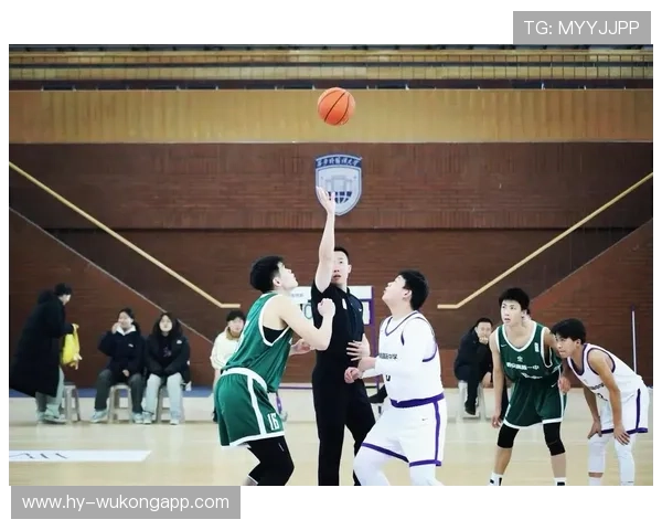 中圈开球规则：球何时算在比赛中及对方必须站位要求